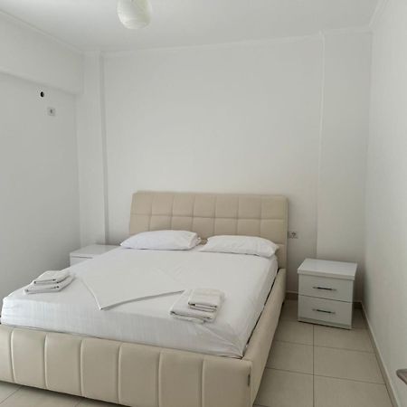 Xhulio Apartments Sarandë Exterior foto