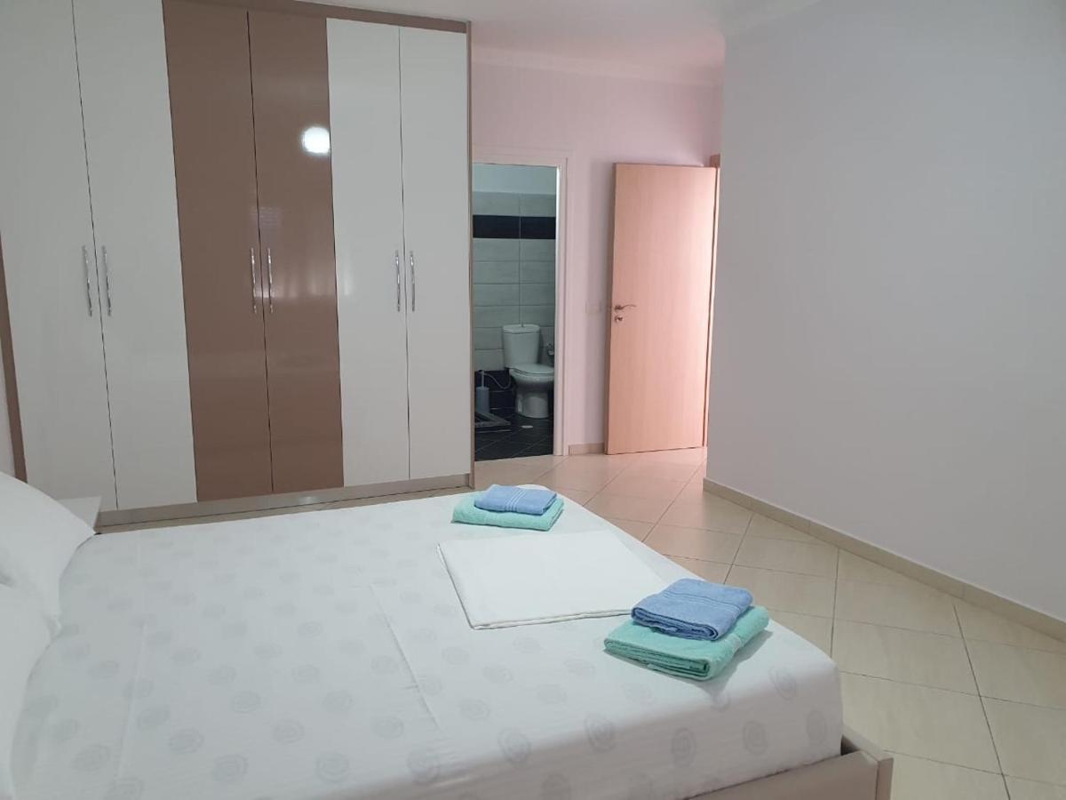 Xhulio Apartments Sarandë Exterior foto