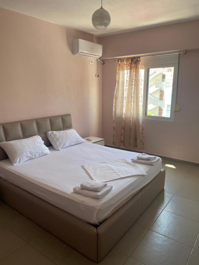 Xhulio Apartments Sarandë Exterior foto