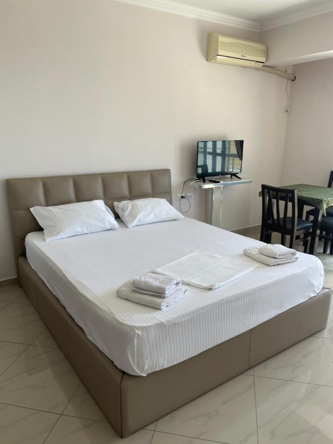 Xhulio Apartments Sarandë Exterior foto