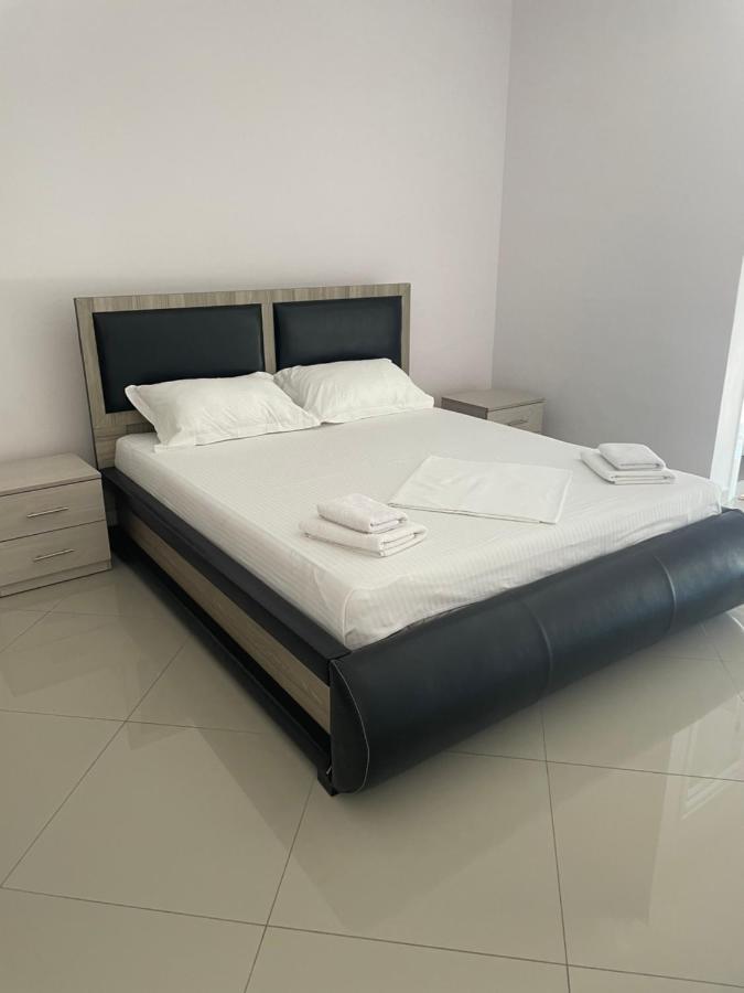 Xhulio Apartments Sarandë Exterior foto
