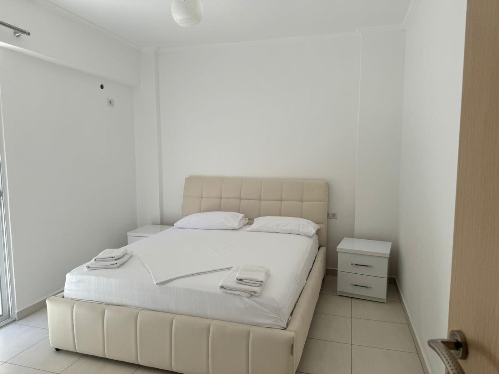 Xhulio Apartments Sarandë Exterior foto