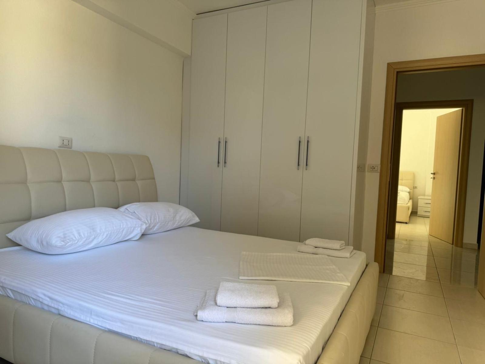 Xhulio Apartments Sarandë Exterior foto