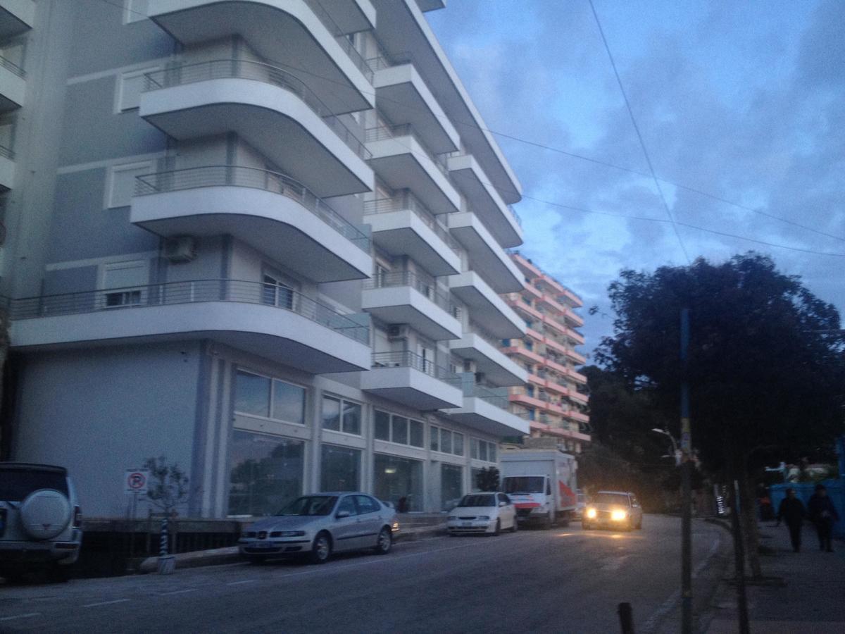 Xhulio Apartments Sarandë Exterior foto
